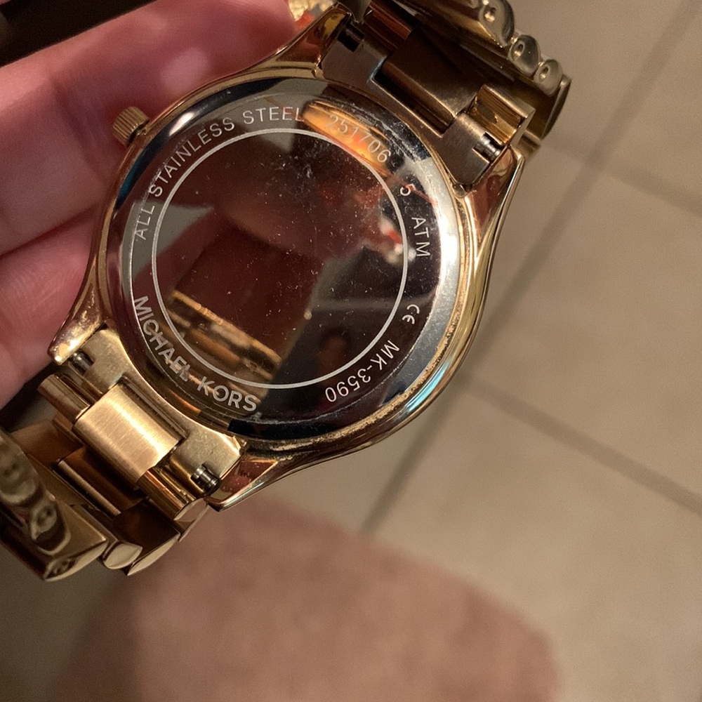 Women Michael Kors Watch - Picture 3 of 3